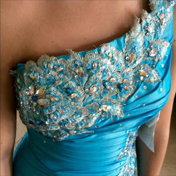 Tony Bowls Prom/Pageant dress - Picture 2 of 4